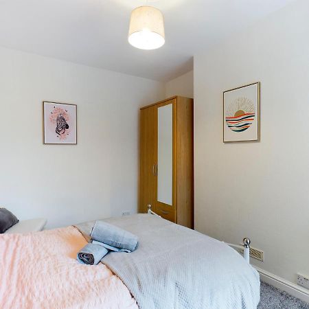 Cheerful 3 Bedroom Home With Free Parking And Wifi Честер Екстер'єр фото