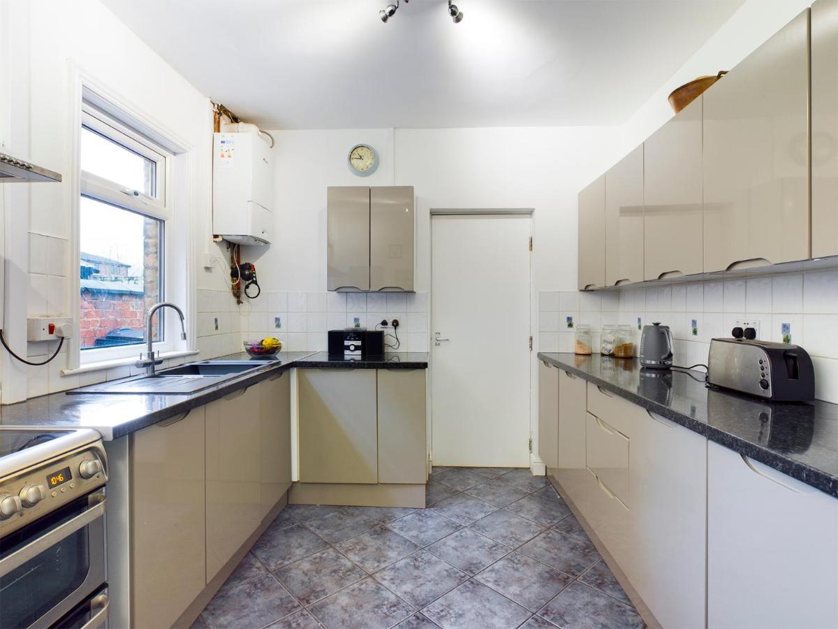 Cheerful 3 Bedroom Home With Free Parking And Wifi Честер Екстер'єр фото